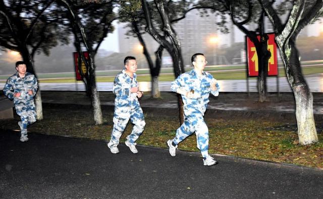 “笔杆子”&amp;“枪杆子”，这才是政治干部好样子！-11.jpg